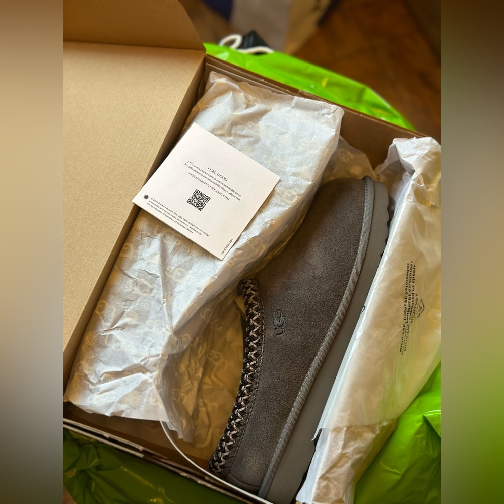 Brand New UGG Tasman II size 6 Big Kids woman’s 8